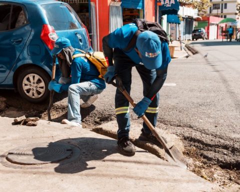 Alcaldía del Distrito limpia imbornales y cuneteos por incidencia de vaguada