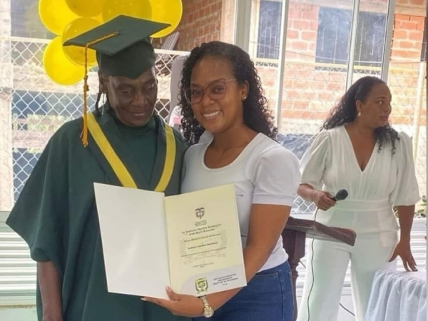 Doña Ramona Córdoba, la abuelita que se graduó como bachiller a los 71 años