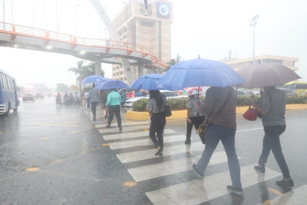 Aguaceros continuarán este domingo por sistema frontal