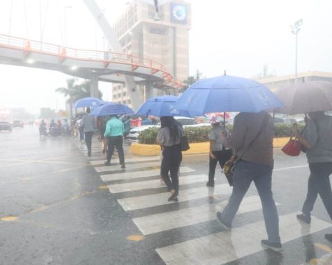 Aguaceros continuarán este domingo por sistema frontal