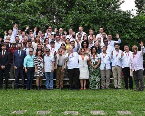 ELN delegation arrives in Caracas to meet with the Petro Government