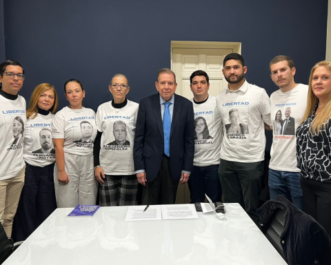 Edmundo González met with relatives of political prisoners