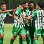 Efraín Juárez, Nacional coach, was taken away by the police after gestures to the fans