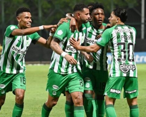 Efraín Juárez, Nacional coach, was taken away by the police after gestures to the fans