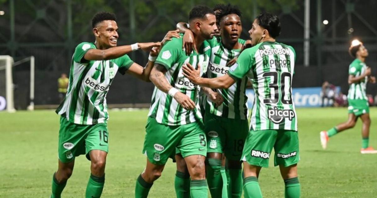 Efraín Juárez, Nacional coach, was taken away by the police after gestures to the fans