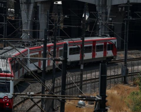 Electrical failure causes suspension of service on Suburban Train