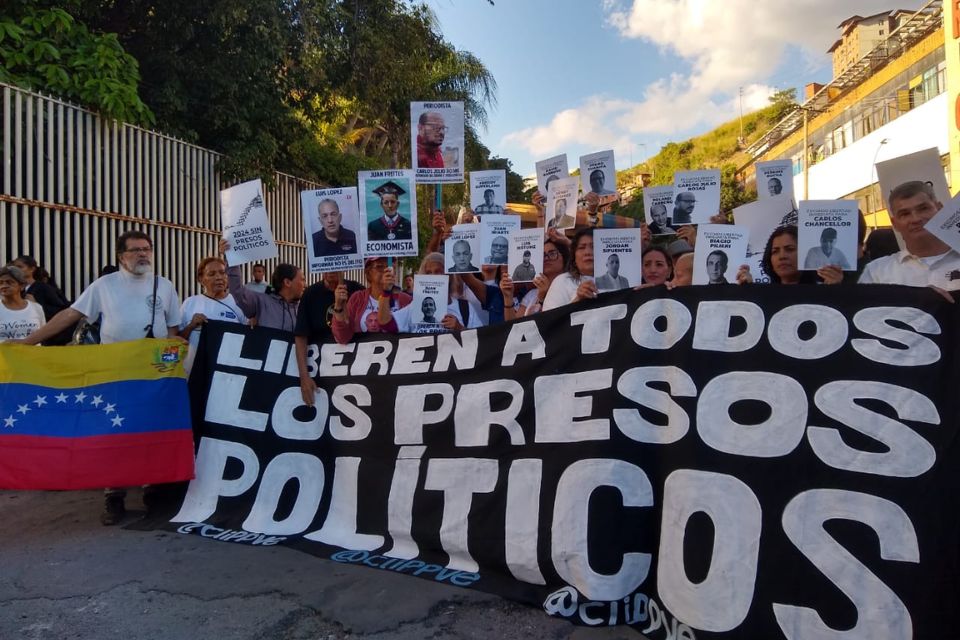 “Enough is enough”: Relatives of political prisoners demand their freedom in front of the Helicoide