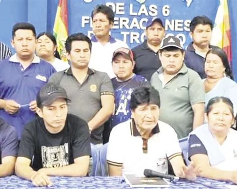 Evo appears next to Andrónico to ask for unity from the MAS around his leadership