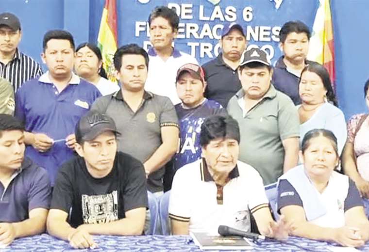 Evo appears next to Andrónico to ask for unity from the MAS around his leadership