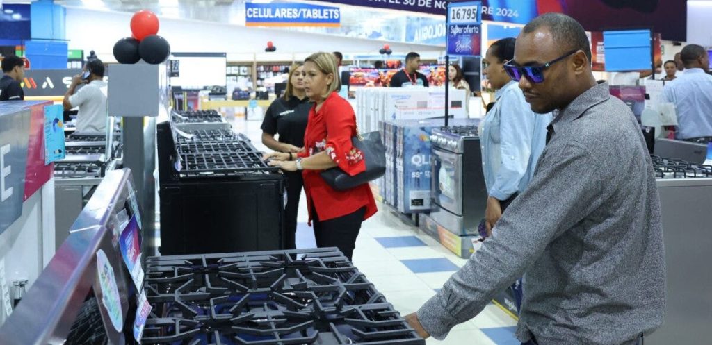 Las familias aprovechan ofertas para hacer compras de temporada