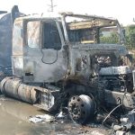 Fire consumes part of a tanker truck in the southern area of ​​Santa Cruz