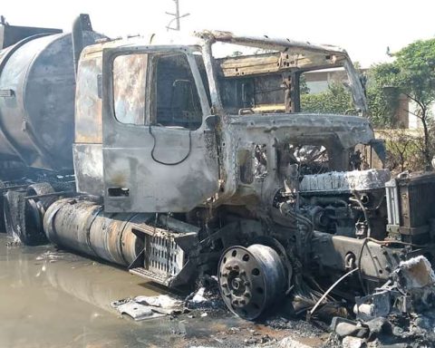 Fire consumes part of a tanker truck in the southern area of ​​Santa Cruz