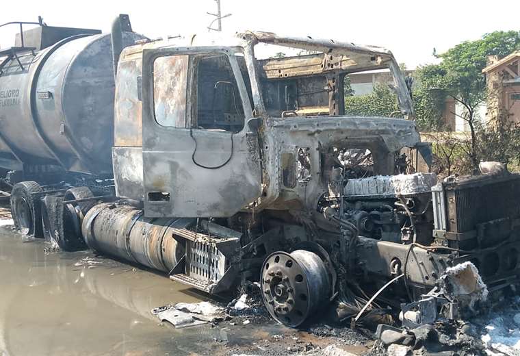 Fire consumes part of a tanker truck in the southern area of ​​Santa Cruz