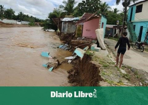 Five homes collapse in the Mamá Tingó neighborhood of Higüey