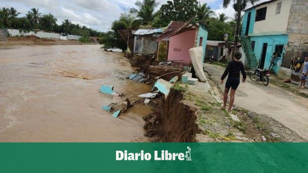 Five homes collapse in the Mamá Tingó neighborhood of Higüey