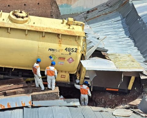 Freight train derails and enters a property in the center of Cusco (PHOTOS-VIDEO)