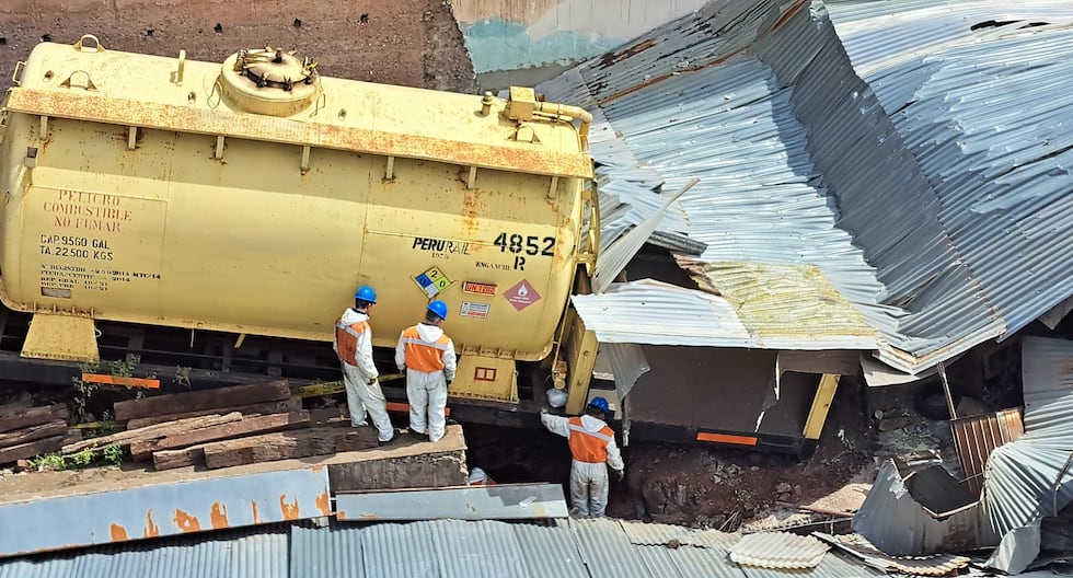 Freight train derails and enters a property in the center of Cusco (PHOTOS-VIDEO)