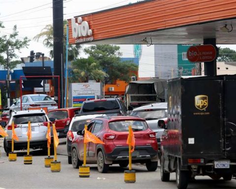 Fuel shortages worsen, and pumps lay off staff; In Argentina, Bolivian tankers cannot load