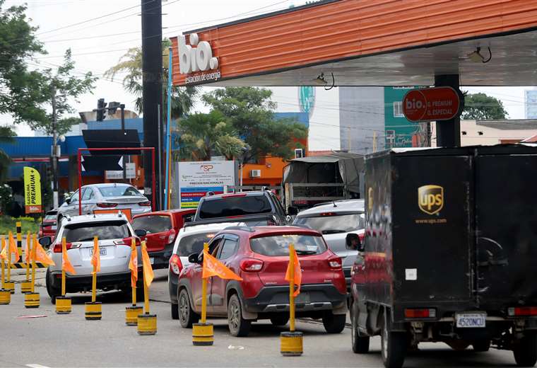 Fuel shortages worsen, and pumps lay off staff; In Argentina, Bolivian tankers cannot load