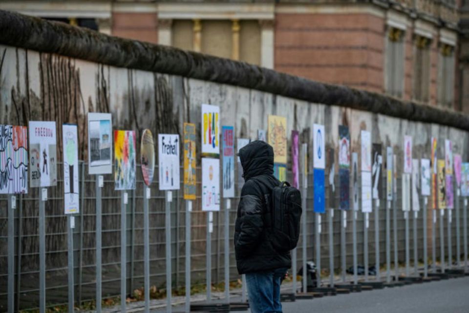 Germany commemorates 35 years since the fall of the Berlin Wall amid political crisis