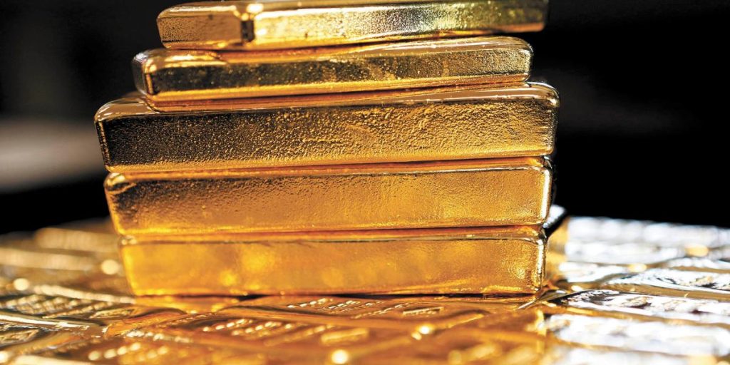 Gold rises to a one-week peak on safe haven demand