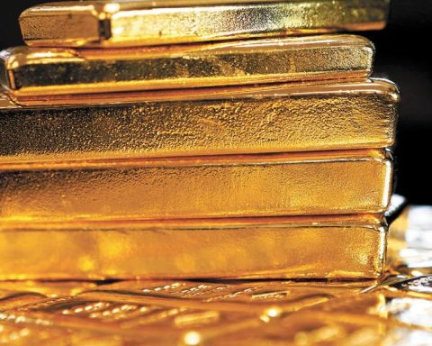 Gold rises to a one-week peak on safe haven demand