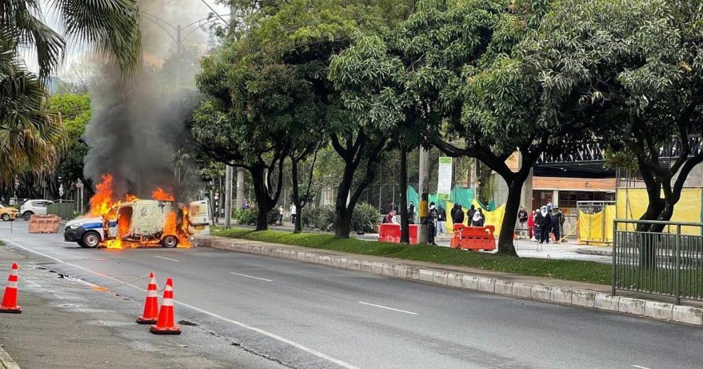 Hooded men burned a Medellín traffic vehicle and caused riots