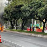 Hooded men burned a Medellín traffic vehicle and caused riots