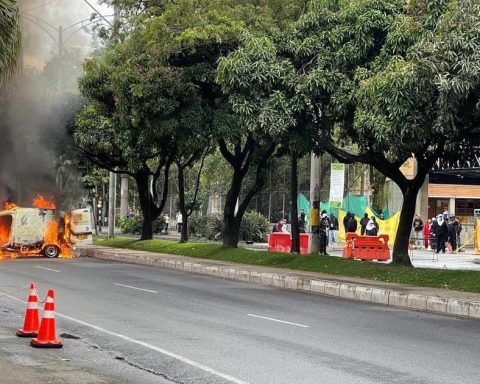 Hooded men burned a Medellín traffic vehicle and caused riots