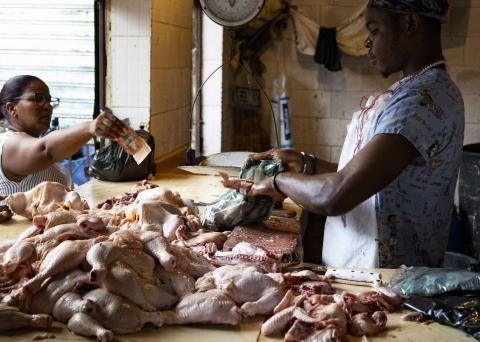 How is a pound of chicken sold for in Santo Domingo?