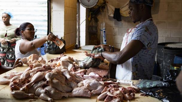 How is a pound of chicken sold for in Santo Domingo?