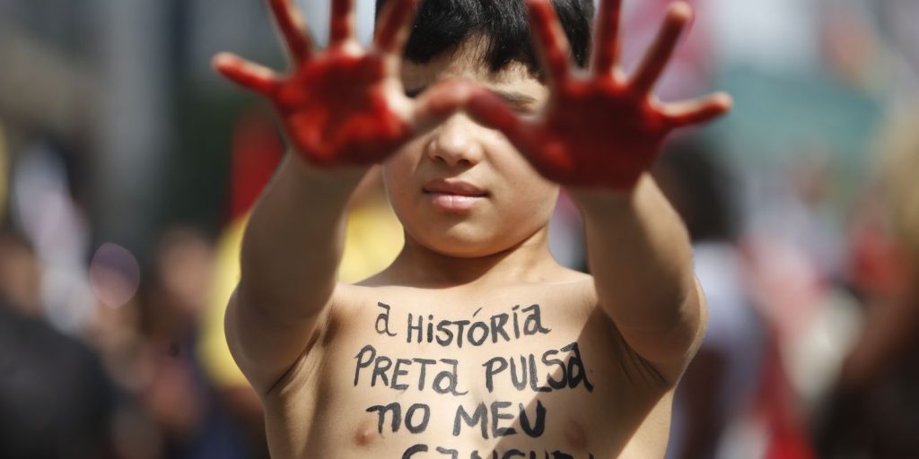 Hundreds march on Black Awareness Day on Avenida Paulista