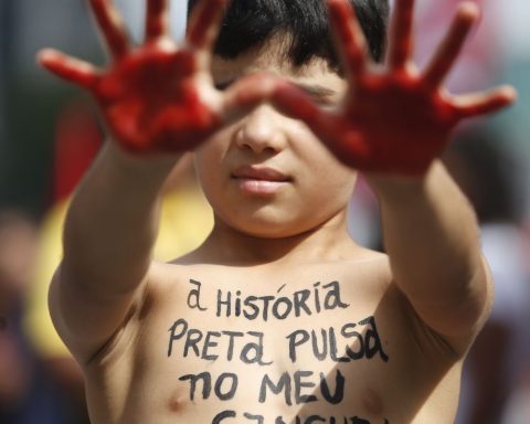 Hundreds march on Black Awareness Day on Avenida Paulista