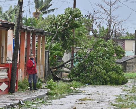 Hurricane Rafael makes landfall in Cuba amid a general blackout