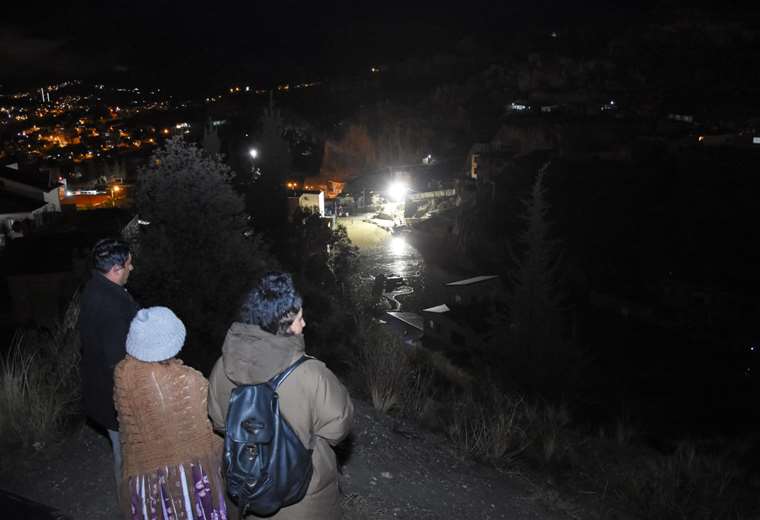 In La Paz they rescue six people affected by a mazamorra that reaches a kilometer