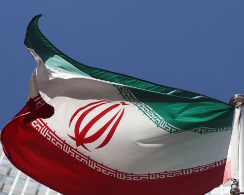 Iran will hold talks on nuclear program with European powers