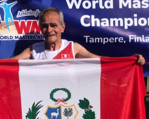 Jaime León Pallete, an 82-year-old Peruvian athlete who runs with his wife's ashes in an international race