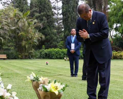 Japanese Prime Minister Shigeru Ishiba visited the grave of Alberto Fujimori