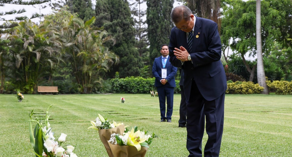 Japanese Prime Minister Shigeru Ishiba visited the grave of Alberto Fujimori