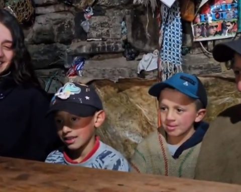 "Bendición muy grande" dijo Johana, la maestra de lo dos niños del Páramo de Pisba al recibir los regalos que les enviaron