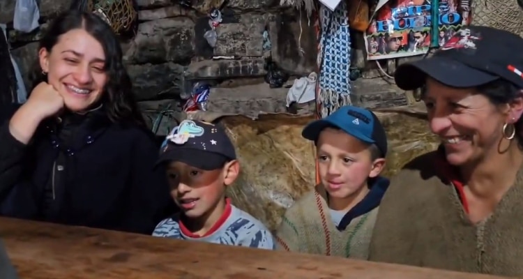 "Bendición muy grande" dijo Johana, la maestra de lo dos niños del Páramo de Pisba al recibir los regalos que les enviaron