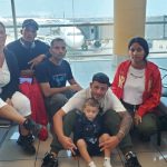 Periodista Enrique Díaz Rodríguez y familia en aeropuerto de Perú