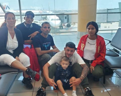 Periodista Enrique Díaz Rodríguez y familia en aeropuerto de Perú