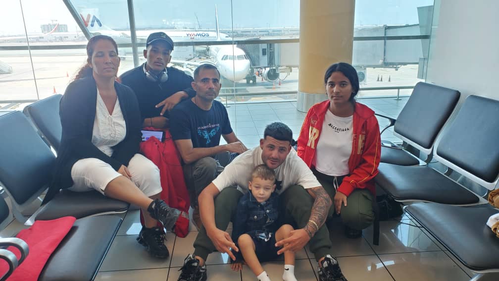 Periodista Enrique Díaz Rodríguez y familia en aeropuerto de Perú