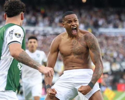 Júnior Santos, the Libertadores' top scorer, celebrates twice