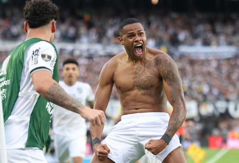 Júnior Santos, the Libertadores' top scorer, celebrates twice