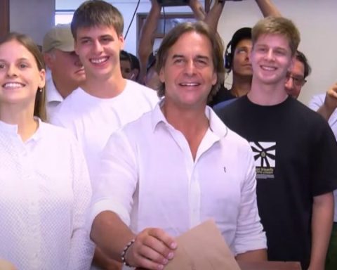 Lacalle Pou voted in Canelones and referred to his political future