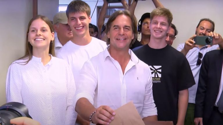 Lacalle Pou voted in Canelones and referred to his political future