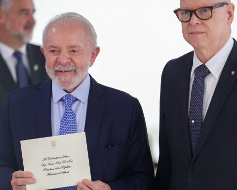 Lula receives credentials from eight new ambassadors