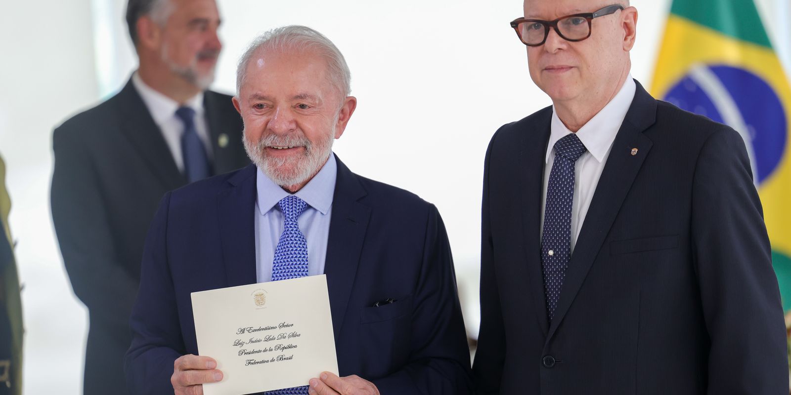 Lula receives credentials from eight new ambassadors